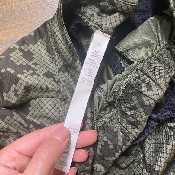 Lululemon jet crop slim pants green snake print - Picture 4 of 4